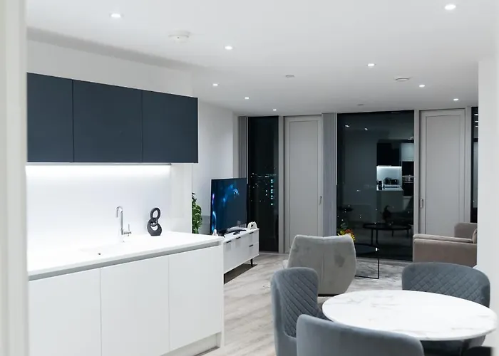 Modern 2 Bed Penthouse With Stunning Views In Manchester City Center